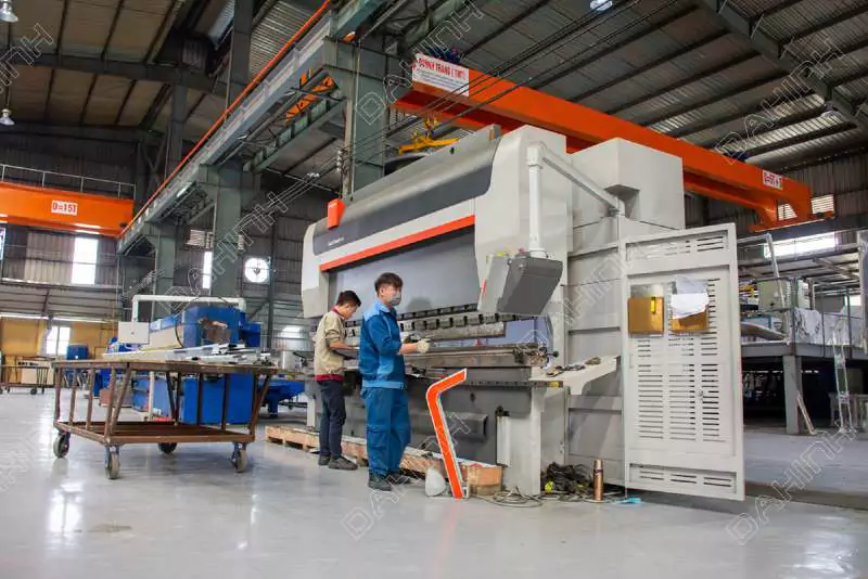 Công nhân thi công tại xưởng