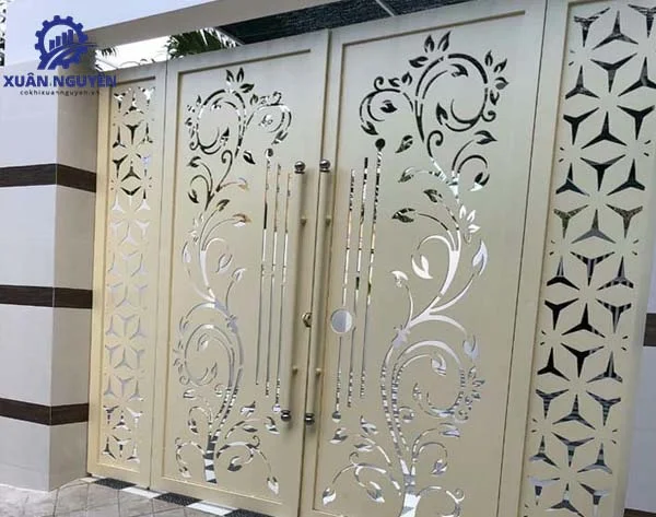 Mẫu cổng sắt mỹ thuật 2 cánh sang trọng