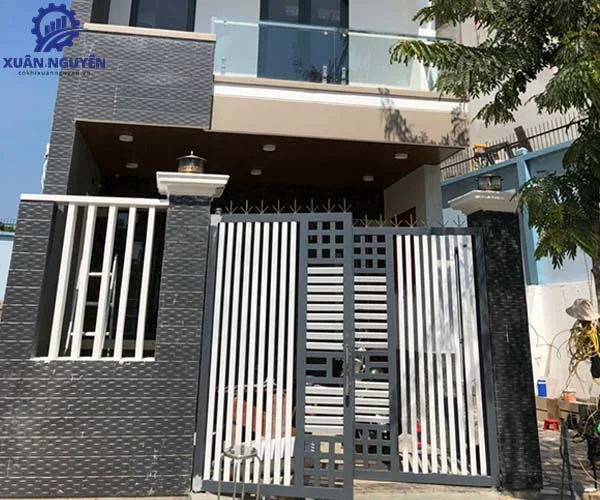 Mẫu cổng sắt hộp 2 cánh hiện đại