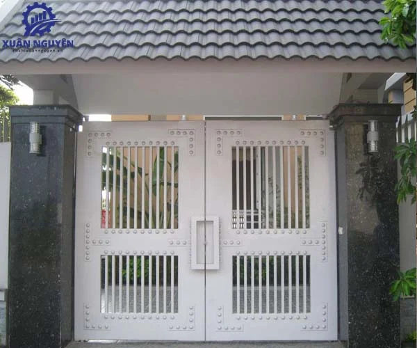 Mẫu Cửa cổng sắt 2 cánh đẹp đơn giản phổ biến cho các biệt thự cao cấp