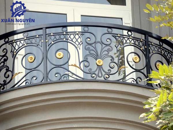 Mẫu lan can sắt ngoài trời được thiết kế tinh xảo