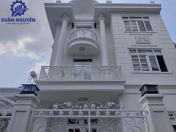 Mẫu lan can ban công sắt uốn mỹ thuật