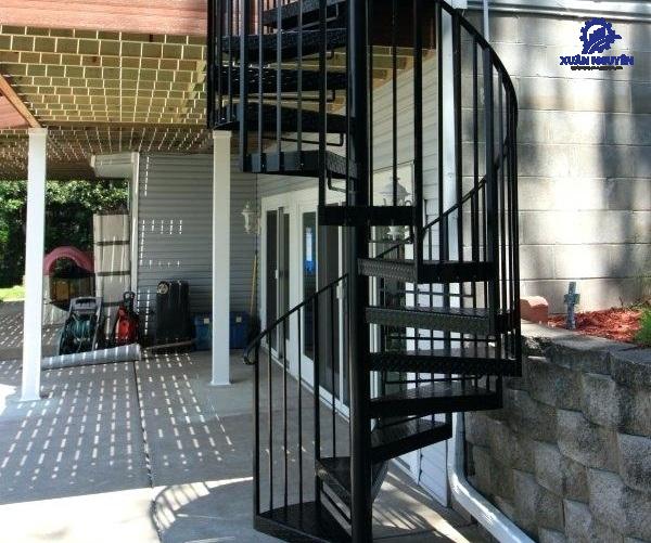 Cầu thang sắt xoắn ốc ngoài trời