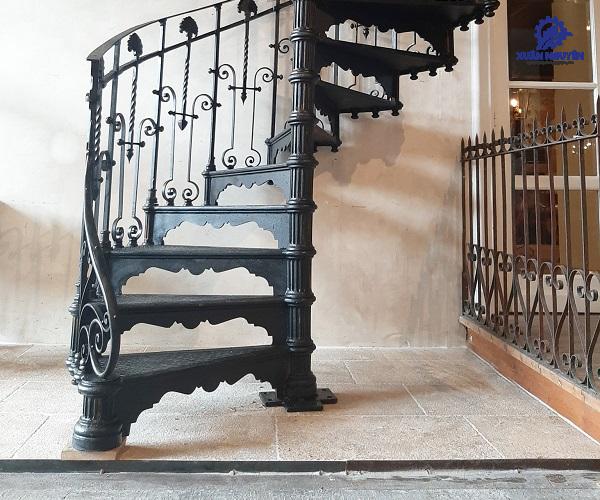 Cầu thang hình xoắc ốc tiết kiệm diện tích