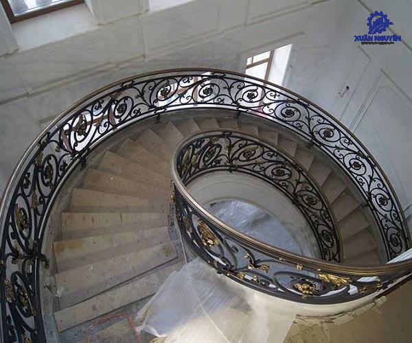 Cầu thang sắt xoắn ốc nghệ thuật