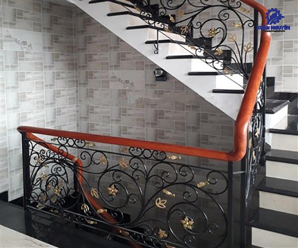 Lan can cầu thang sắt ấn tượng