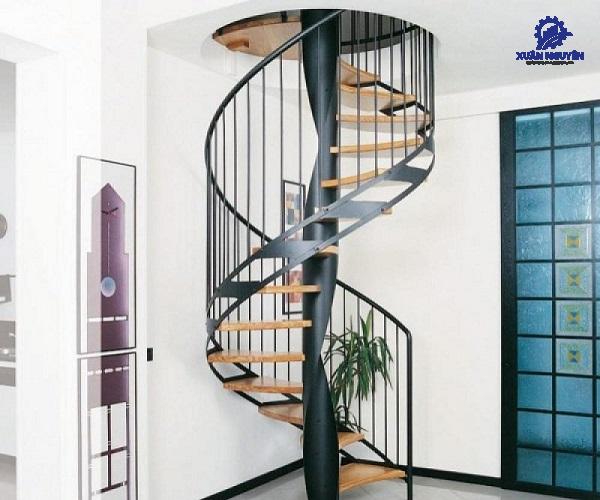 Cầu thang xoắn ốc thoáng đãng