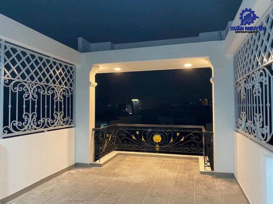Hàng rào sắt sân thượng