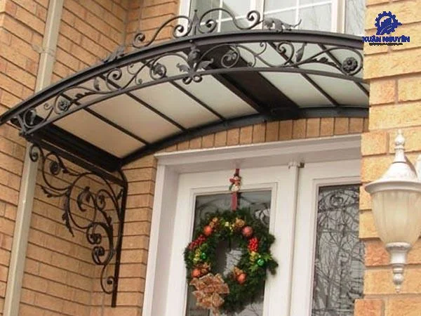 Mái vòm sắt nghệ thuật trước nhà độc đáo