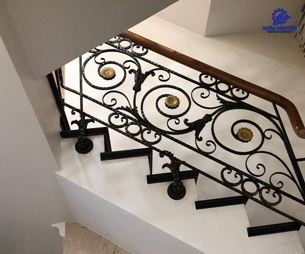 Lan can sắt cầu thang tạo điểm nhấn